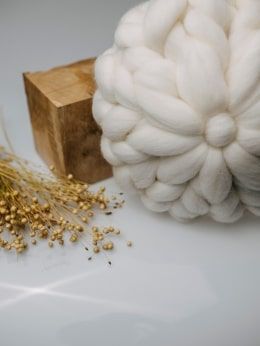 Stambaus mezgimo dekoratyvinė pagalvėlė